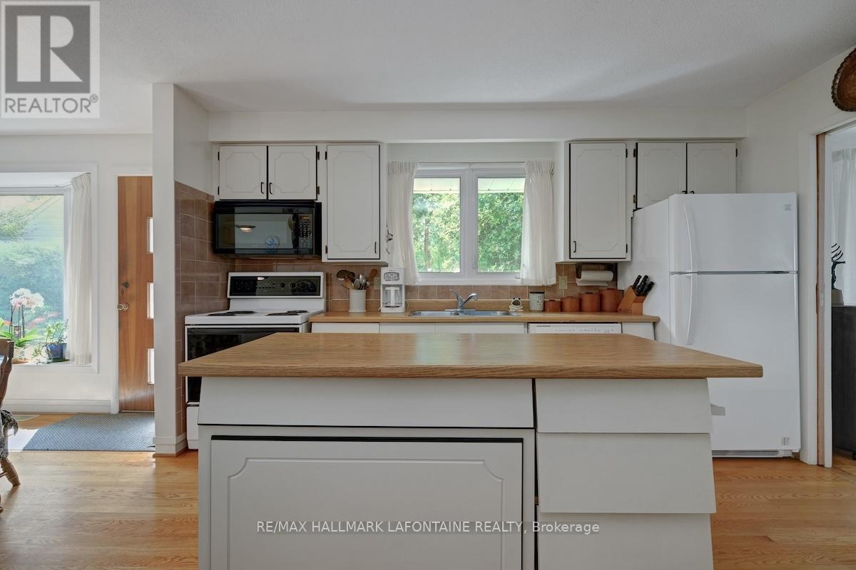 Photo 13 of 844 Edgeworth Avenue, Ottawa ON