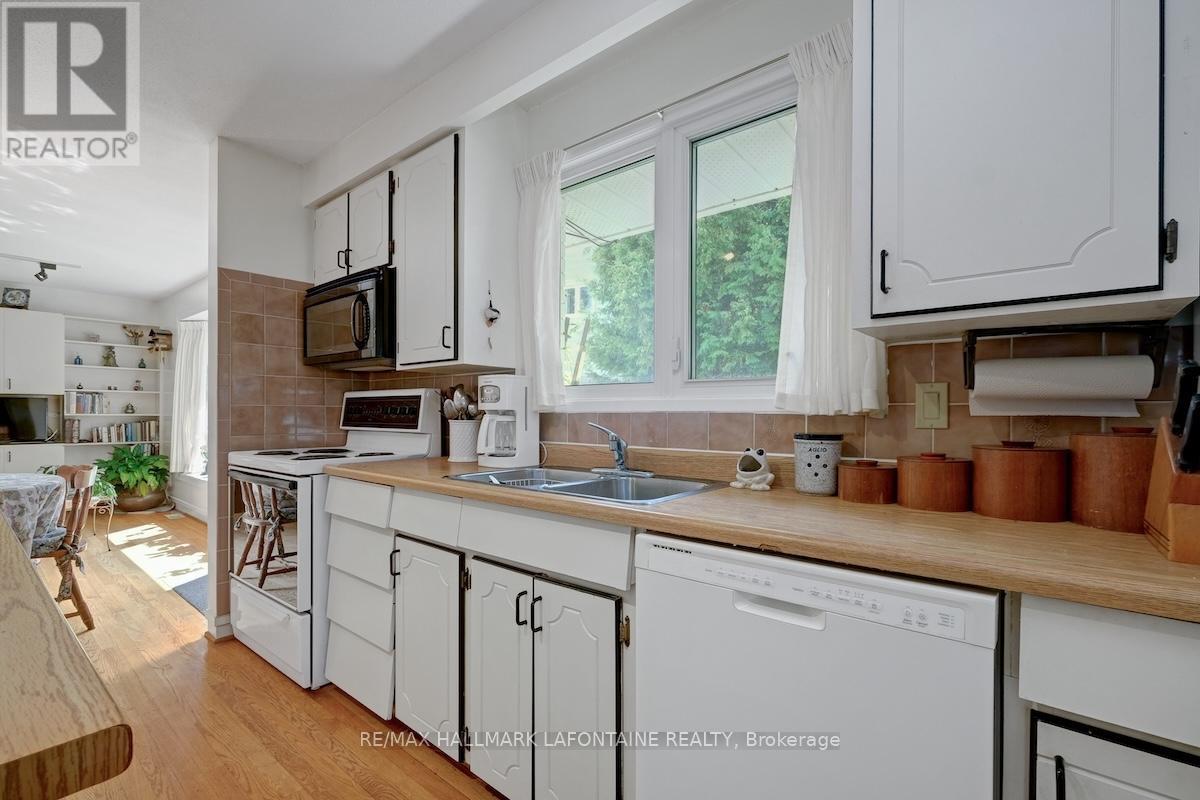 Photo 14 of 844 Edgeworth Avenue, Ottawa ON