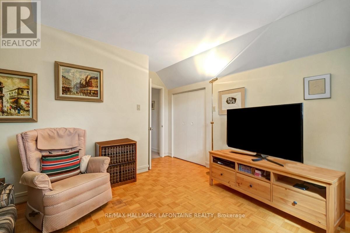 Photo 33 of 844 Edgeworth Avenue, Ottawa ON
