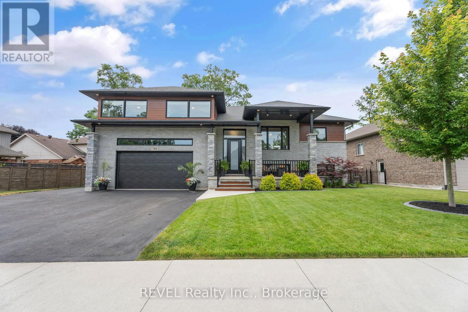 Photo 1 of 704 Clarence Street, Port Colborne ON