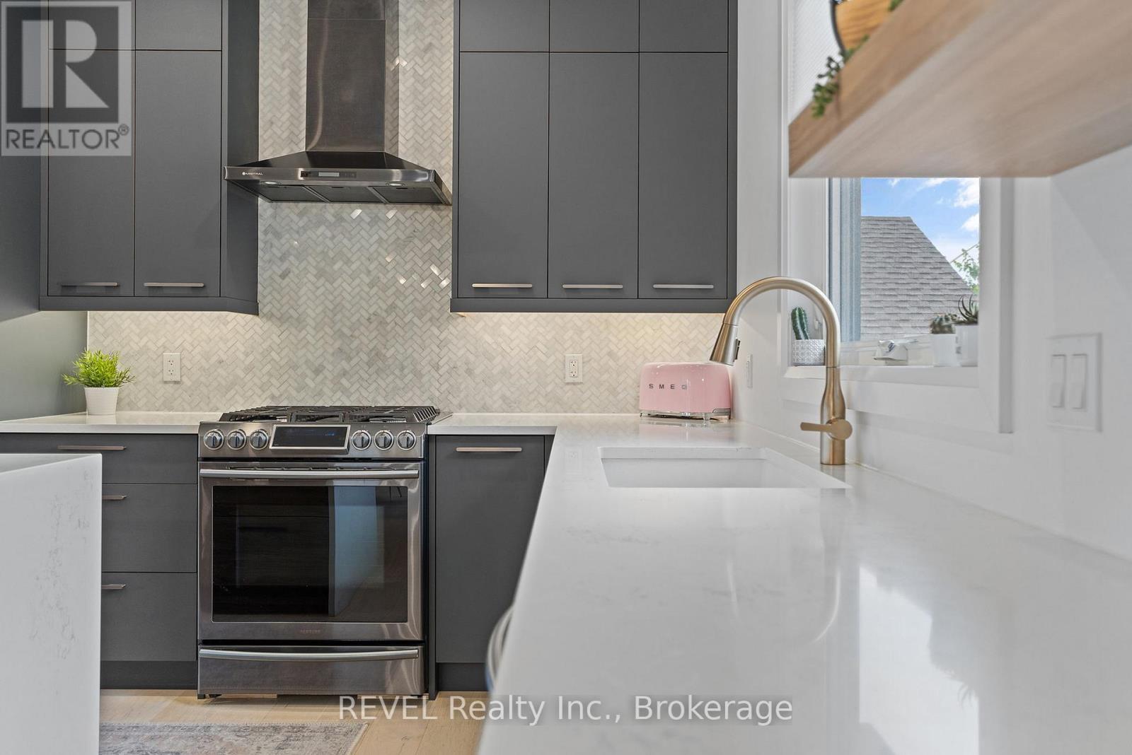 Photo 13 of 704 Clarence Street, Port Colborne ON