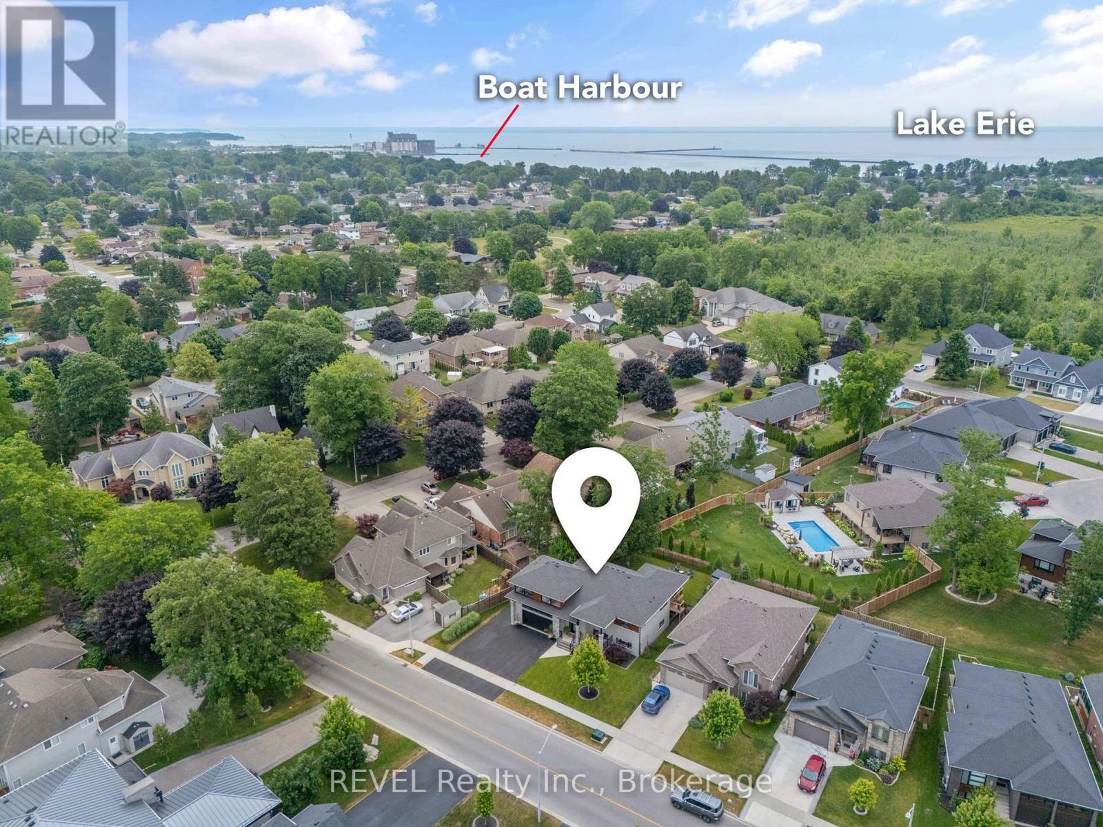 Photo 3 of 704 Clarence Street, Port Colborne ON