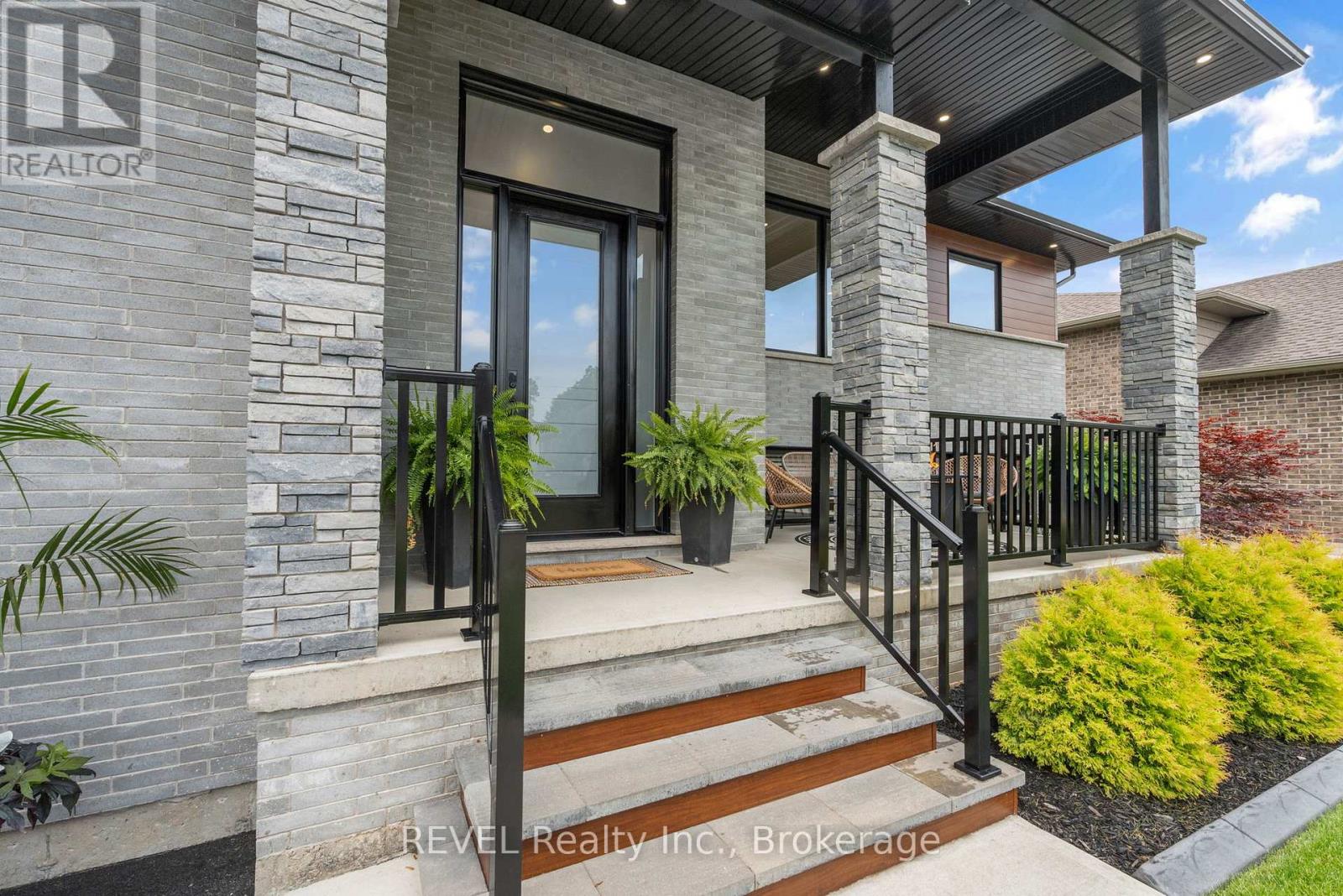 Photo 5 of 704 Clarence Street, Port Colborne ON
