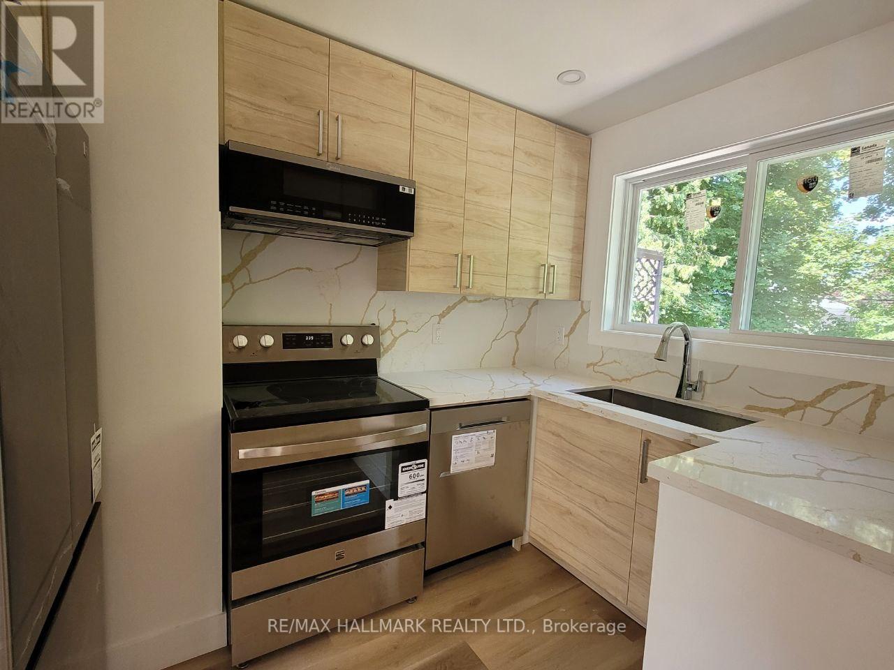Photo 8 of Main 407 Becker Road, Richmond Hill ON