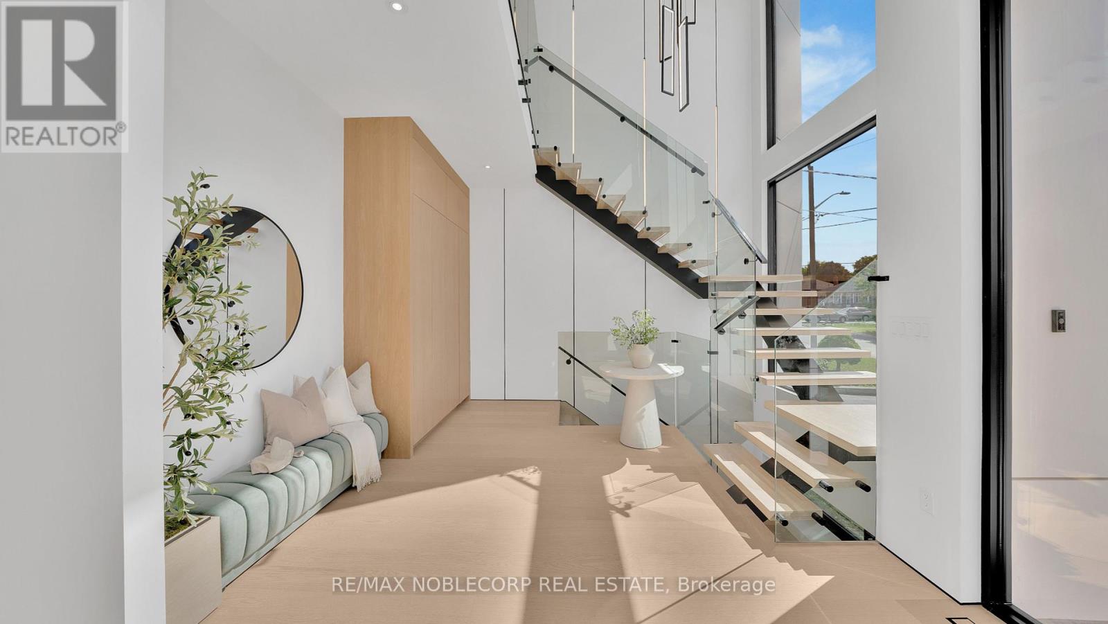 Photo 2 of 16 Deevale Road, Toronto ON