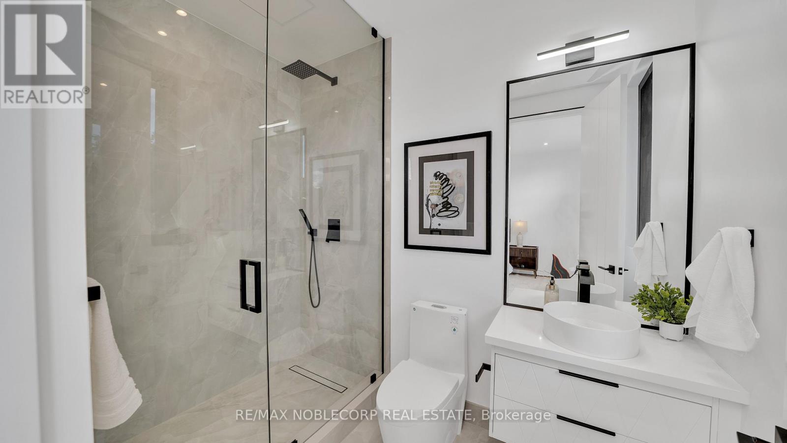 Photo 37 of 16 Deevale Road, Toronto ON