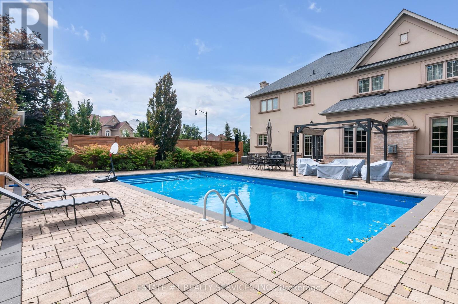 Photo 11 of 113 Royal West Drive, Brampton ON
