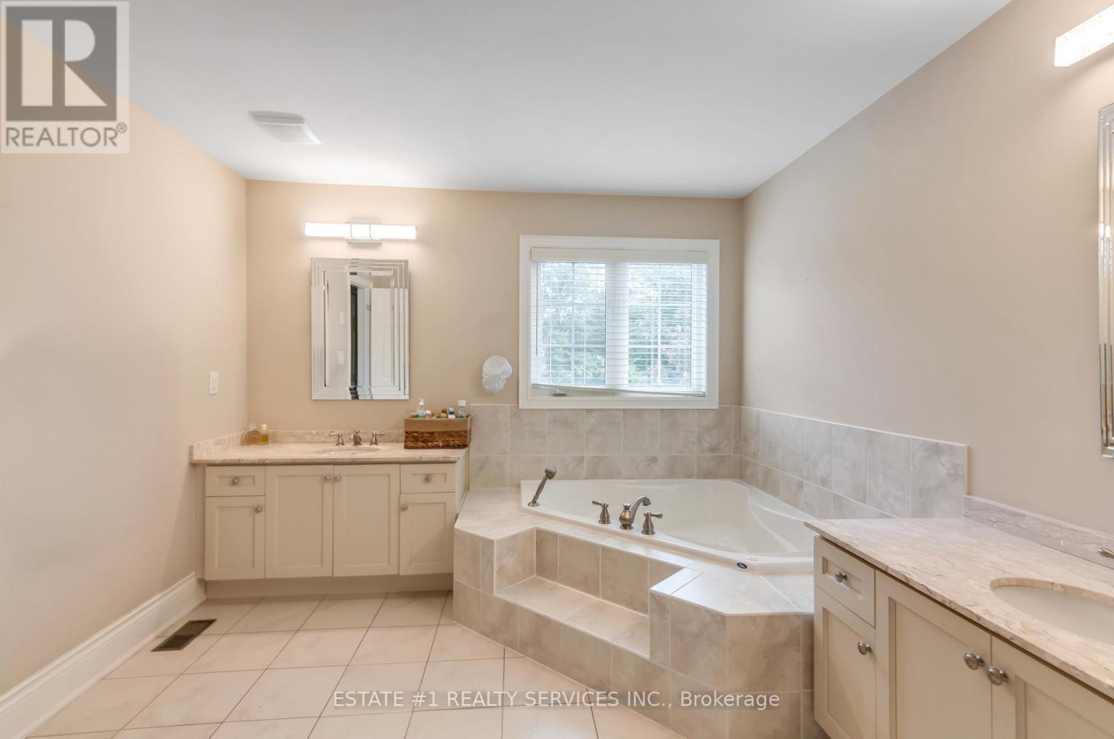 Photo 37 of 113 Royal West Drive, Brampton ON