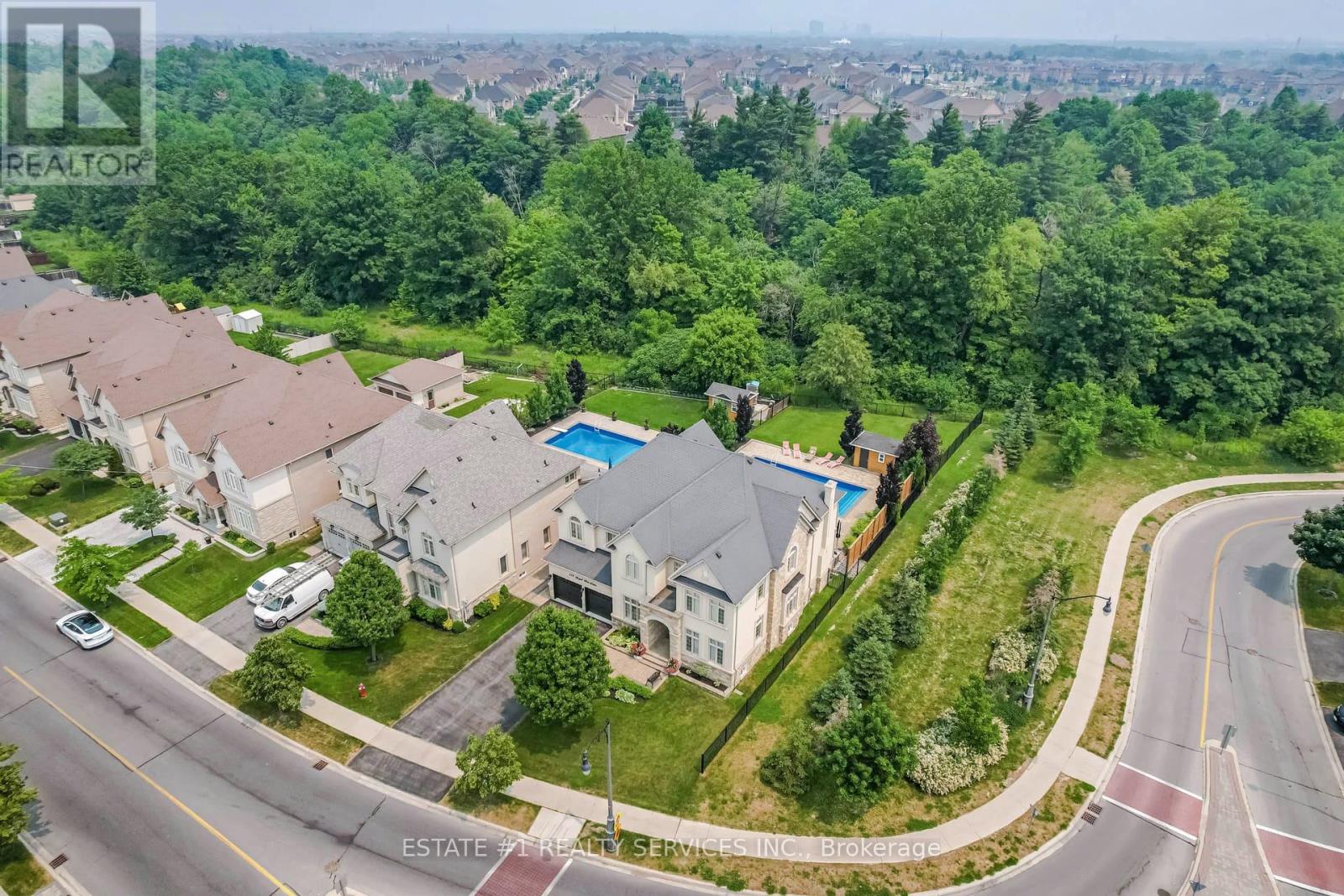 Photo 6 of 113 Royal West Drive, Brampton ON