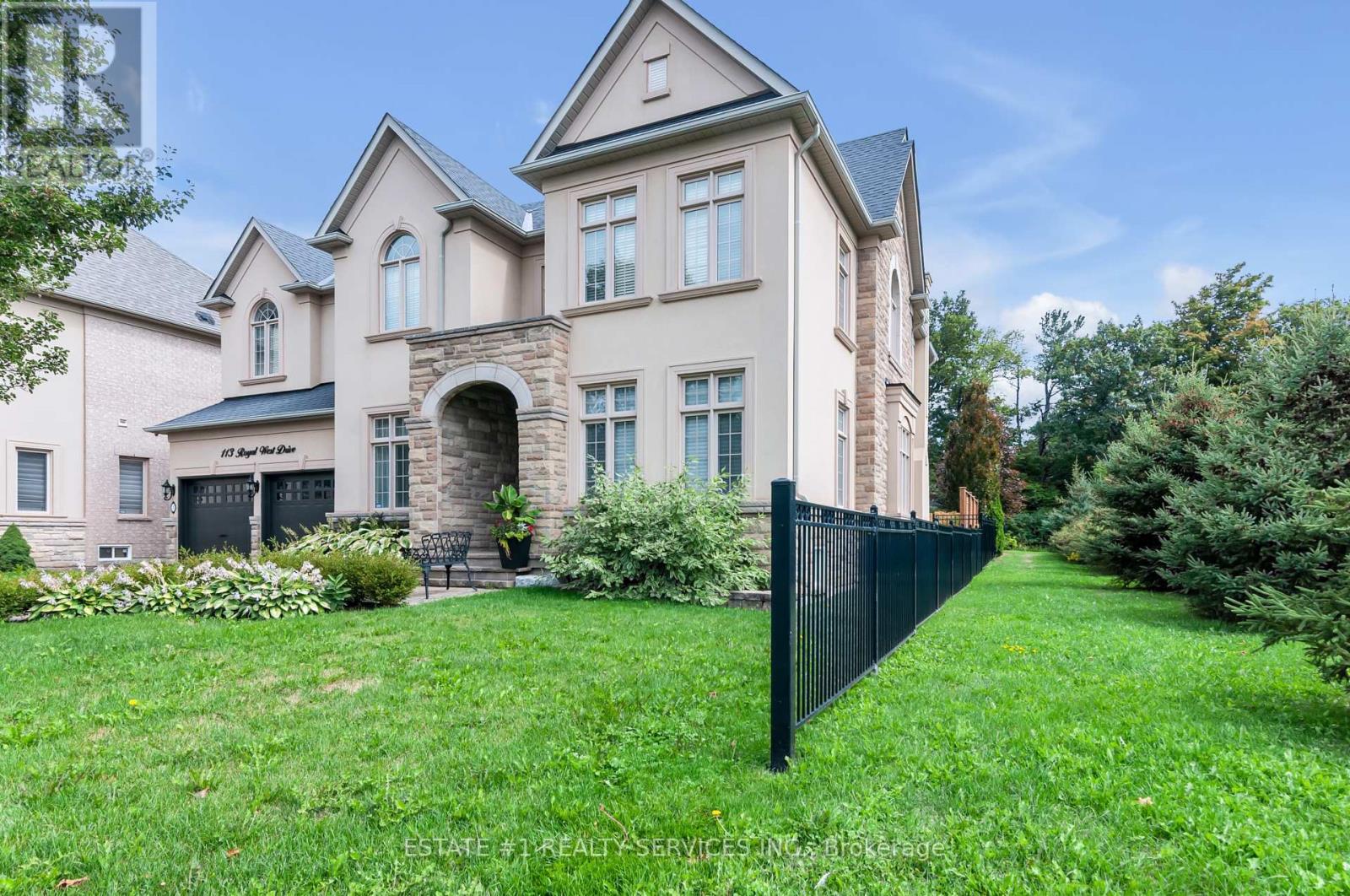 Photo 7 of 113 Royal West Drive, Brampton ON