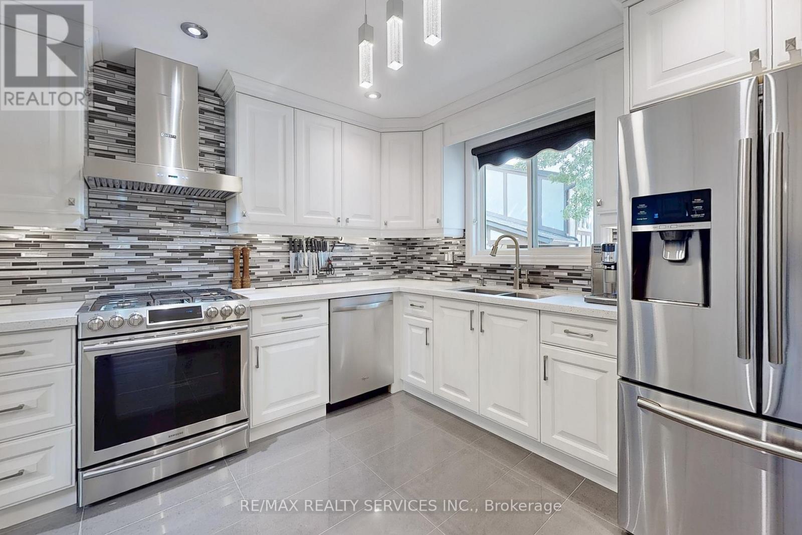 Photo 12 of 48 2200 Glenwood School Drive, Burlington ON