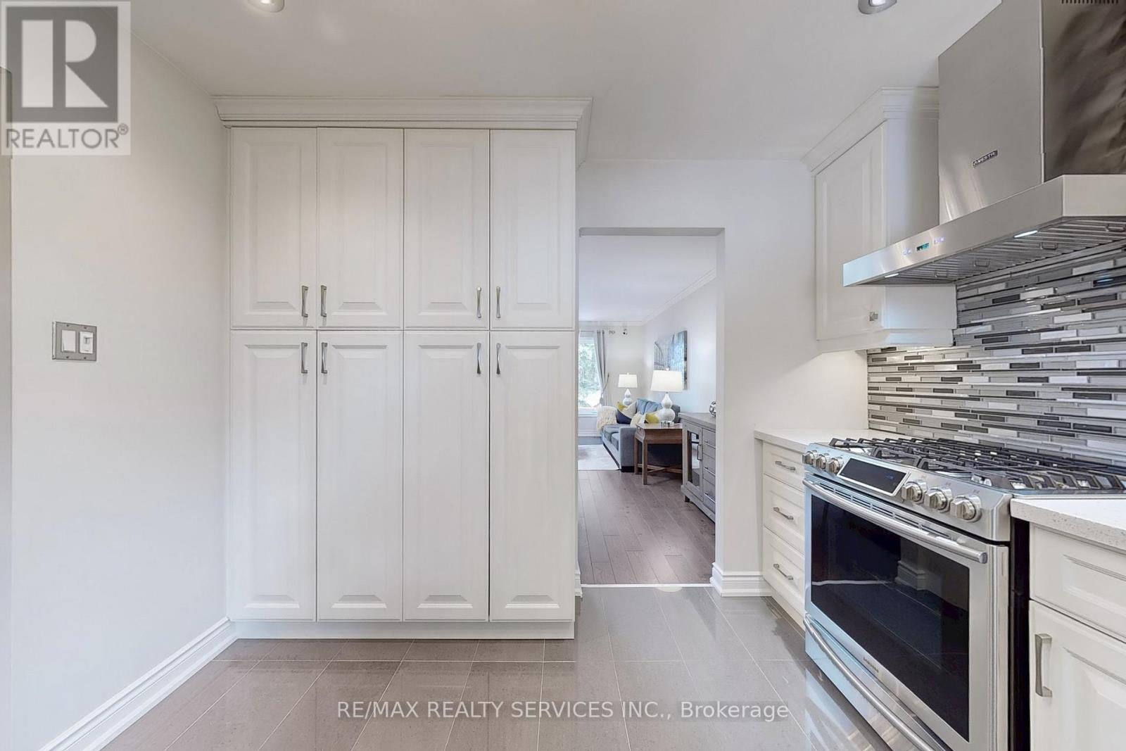Photo 13 of 48 2200 Glenwood School Drive, Burlington ON