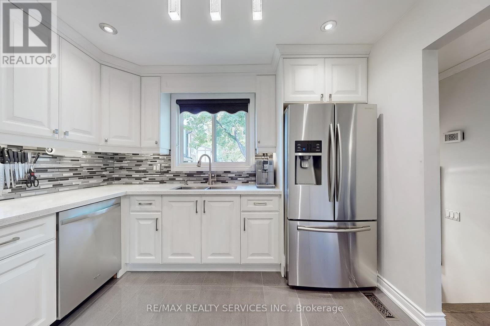 Photo 14 of 48 2200 Glenwood School Drive, Burlington ON