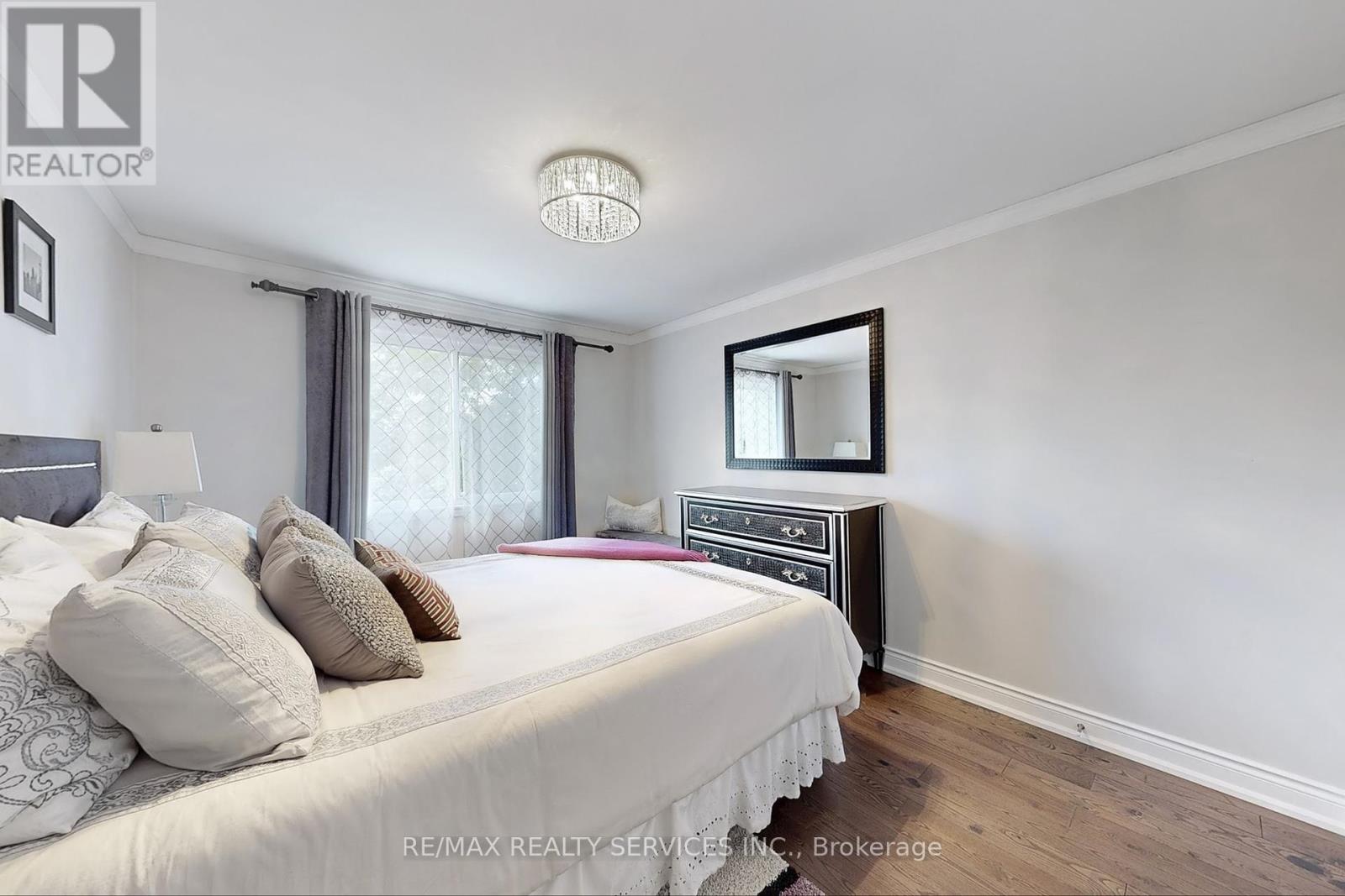 Photo 25 of 48 2200 Glenwood School Drive, Burlington ON