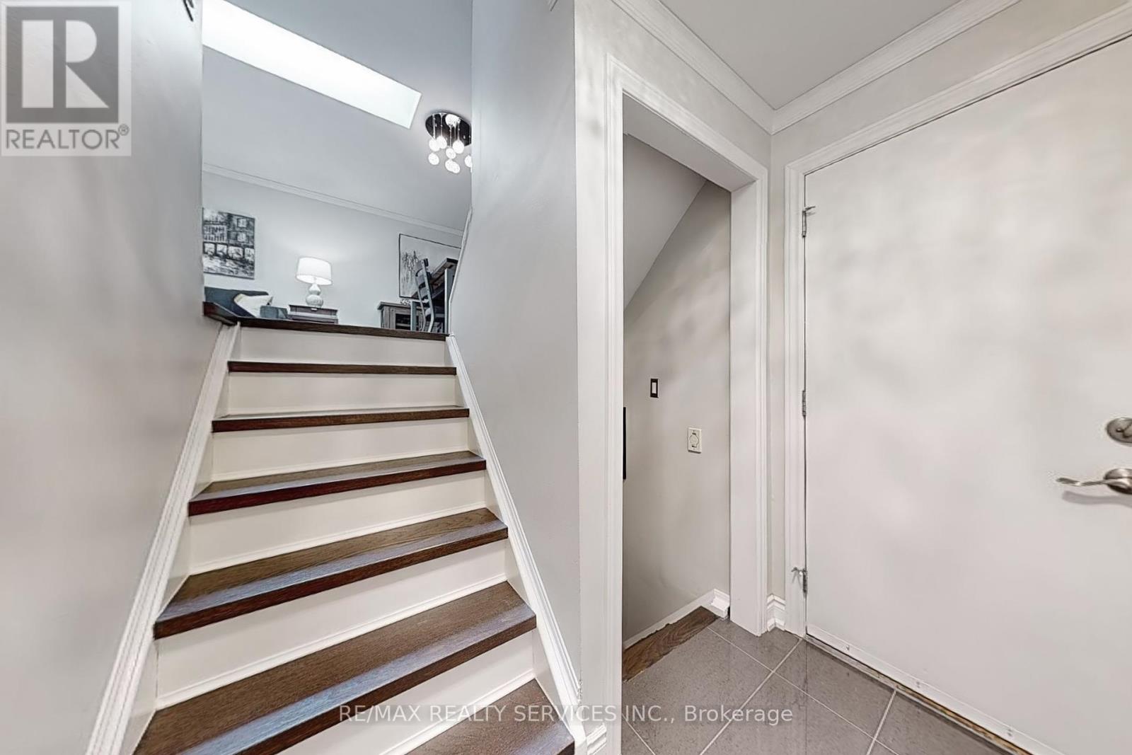 Photo 26 of 48 2200 Glenwood School Drive, Burlington ON
