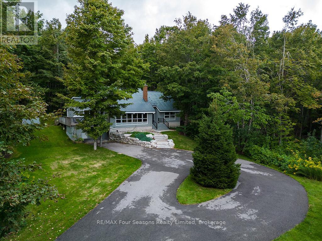 Photo 2 of 148 Northmount Crescent, Blue Mountains ON