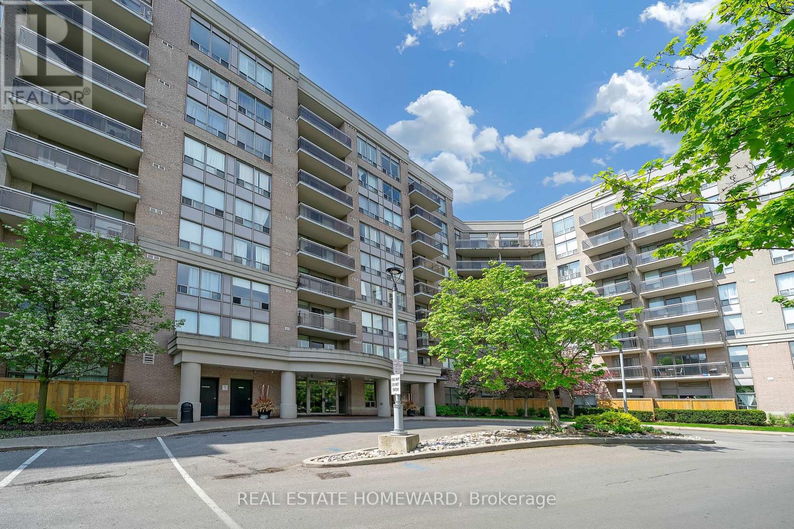 Photo 3 of 812 1720 Eglinton Avenue E, Toronto ON