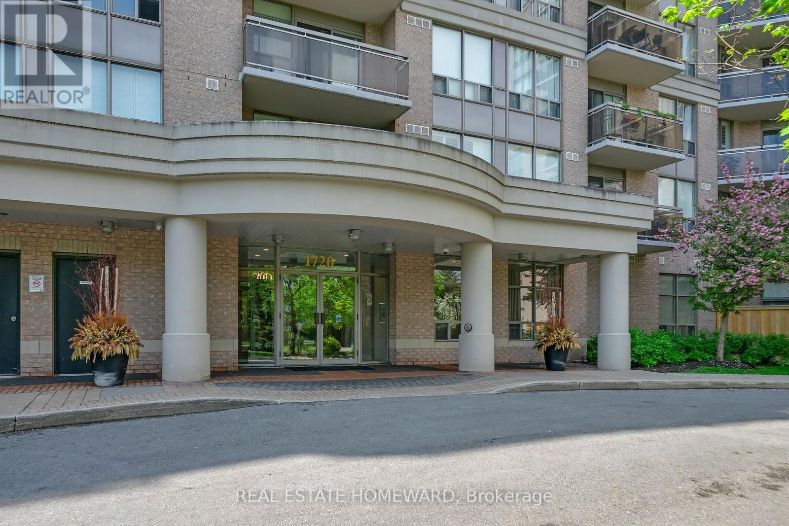 Photo 4 of 812 1720 Eglinton Avenue E, Toronto ON