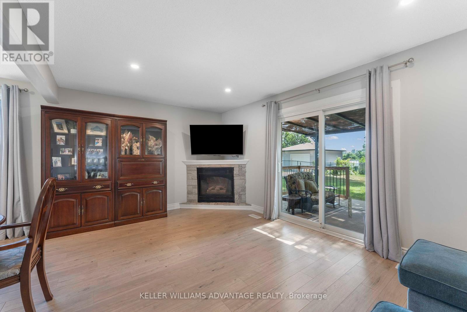 Photo 10 of 17 Loscombe Drive, Clarington ON