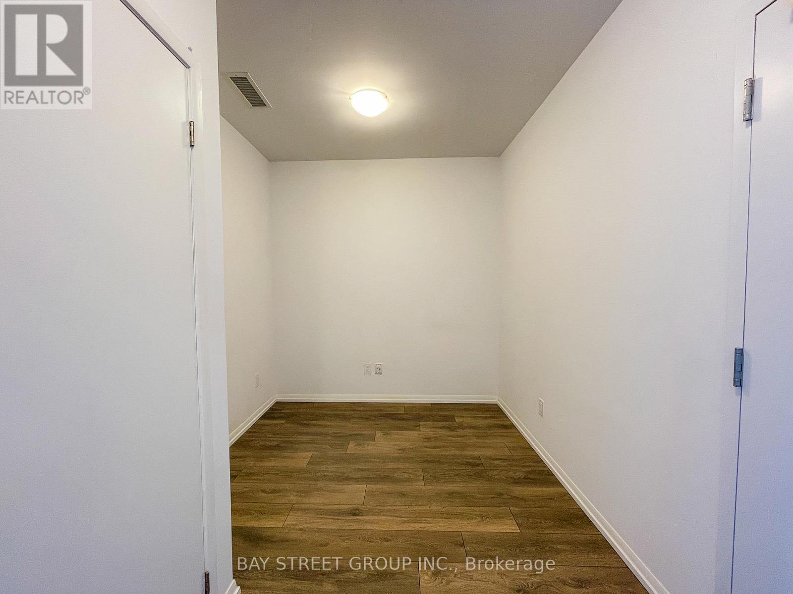 Photo 2 of 702 540 Bur Oak Avenue, Markham ON