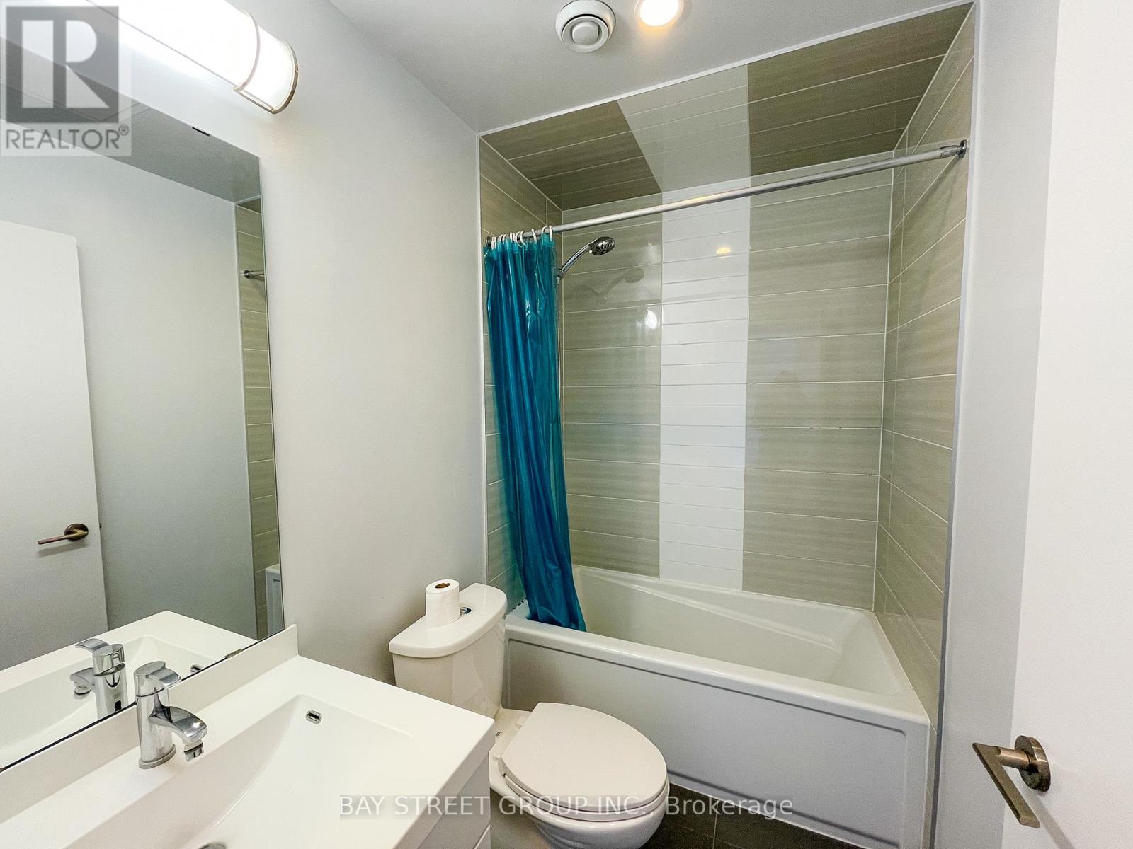 Photo 8 of 702 540 Bur Oak Avenue, Markham ON