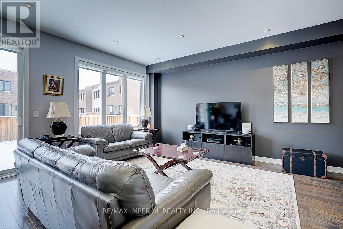 Photo 16 of 100 Dariole Drive, Richmond Hill ON