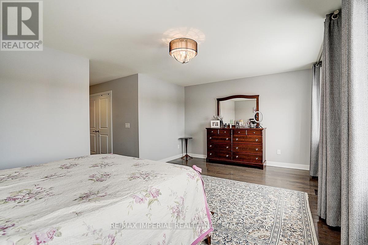 Photo 30 of 100 Dariole Drive, Richmond Hill ON