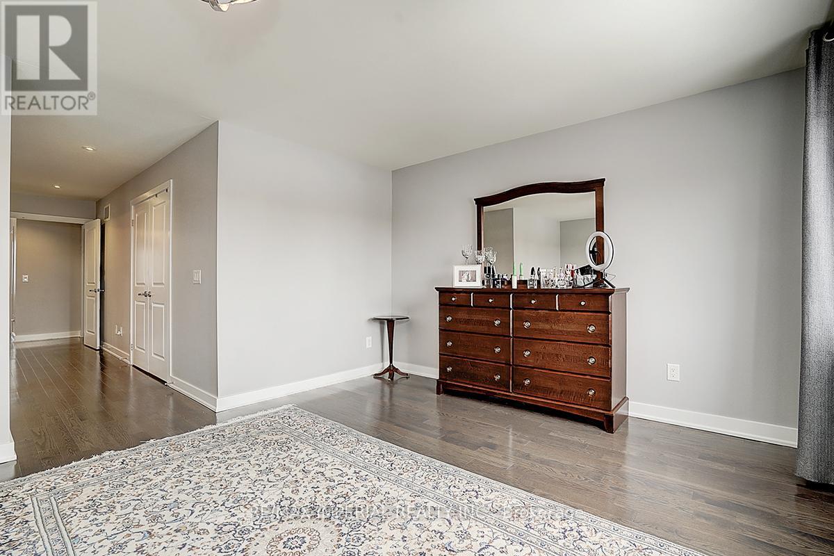 Photo 31 of 100 Dariole Drive, Richmond Hill ON