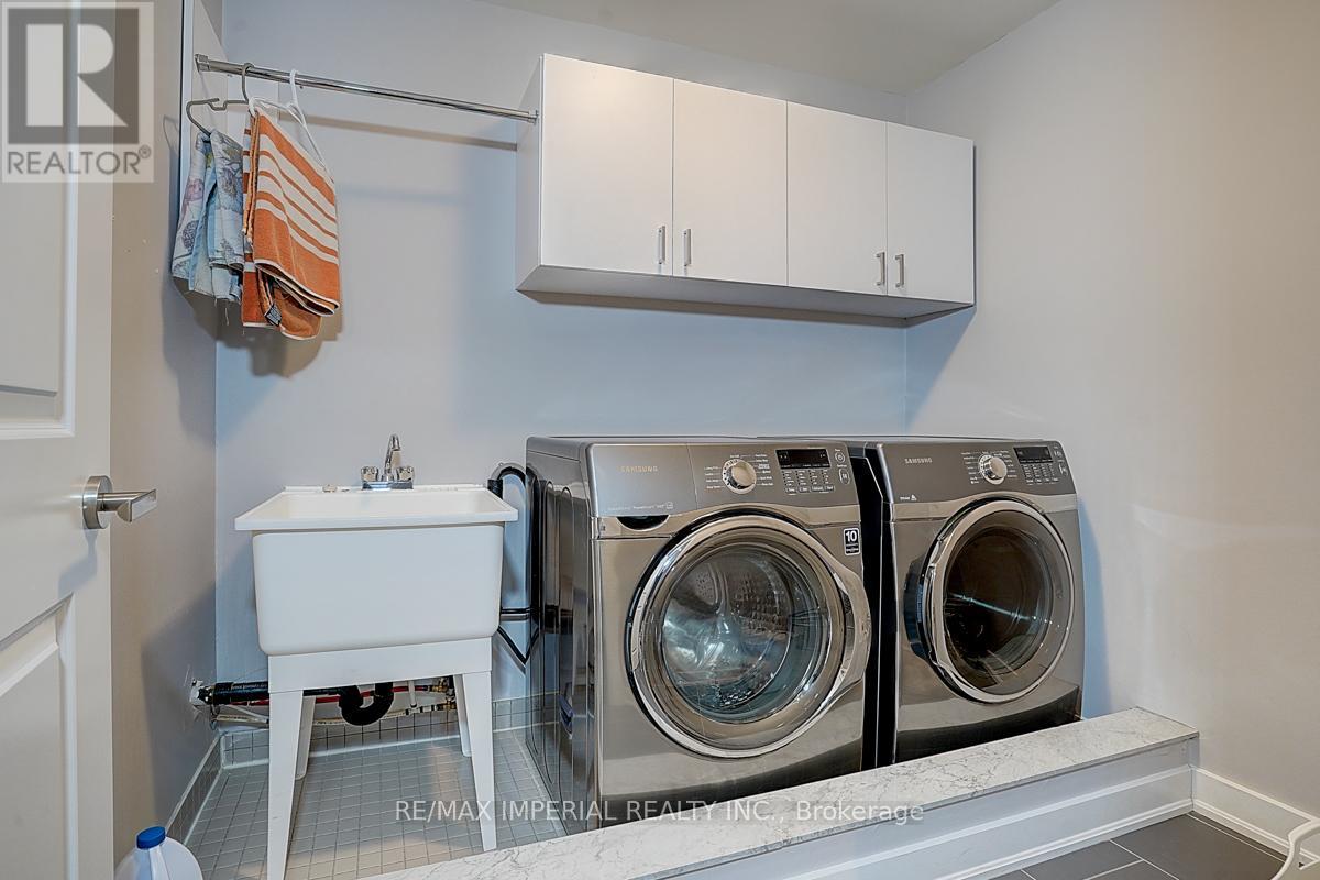 Photo 32 of 100 Dariole Drive, Richmond Hill ON