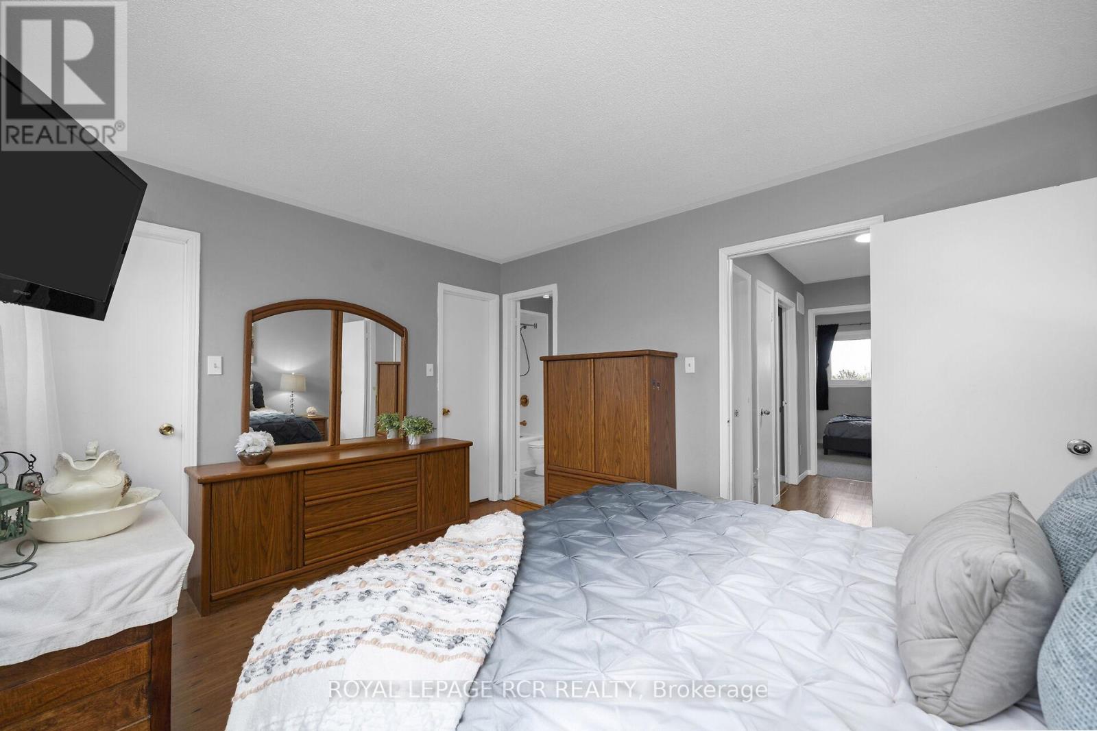 Photo 15 of 120 Howard Crescent, Orangeville ON