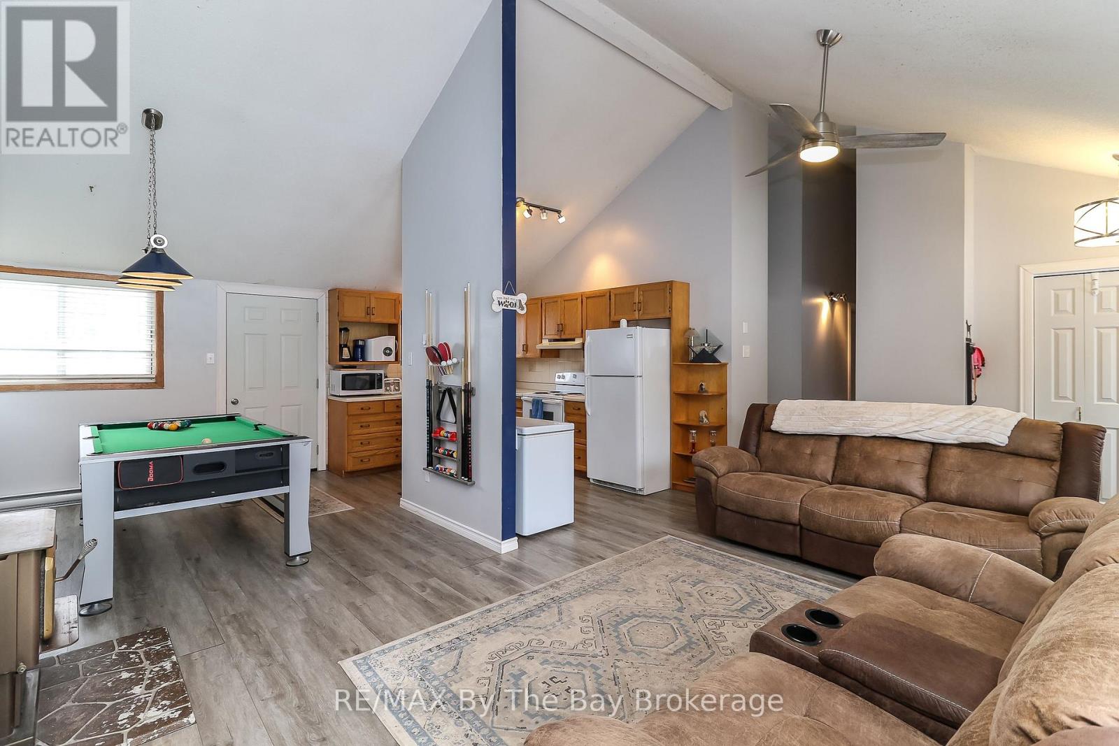 Photo 11 of 84 32nd Street N, Wasaga Beach ON