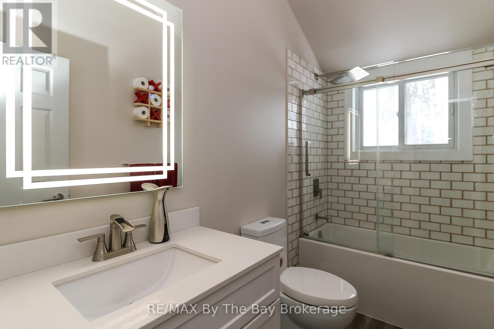 Photo 18 of 84 32nd Street N, Wasaga Beach ON