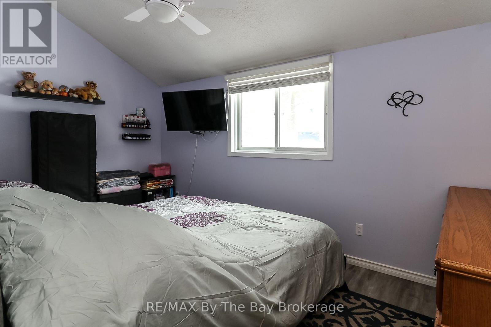 Photo 19 of 84 32nd Street N, Wasaga Beach ON