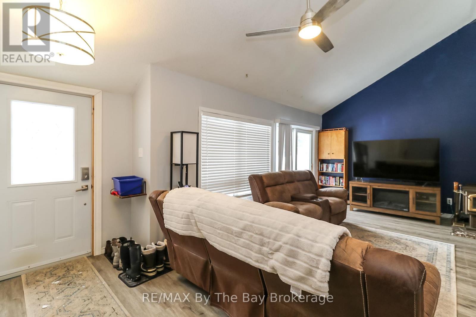 Photo 9 of 84 32nd Street N, Wasaga Beach ON