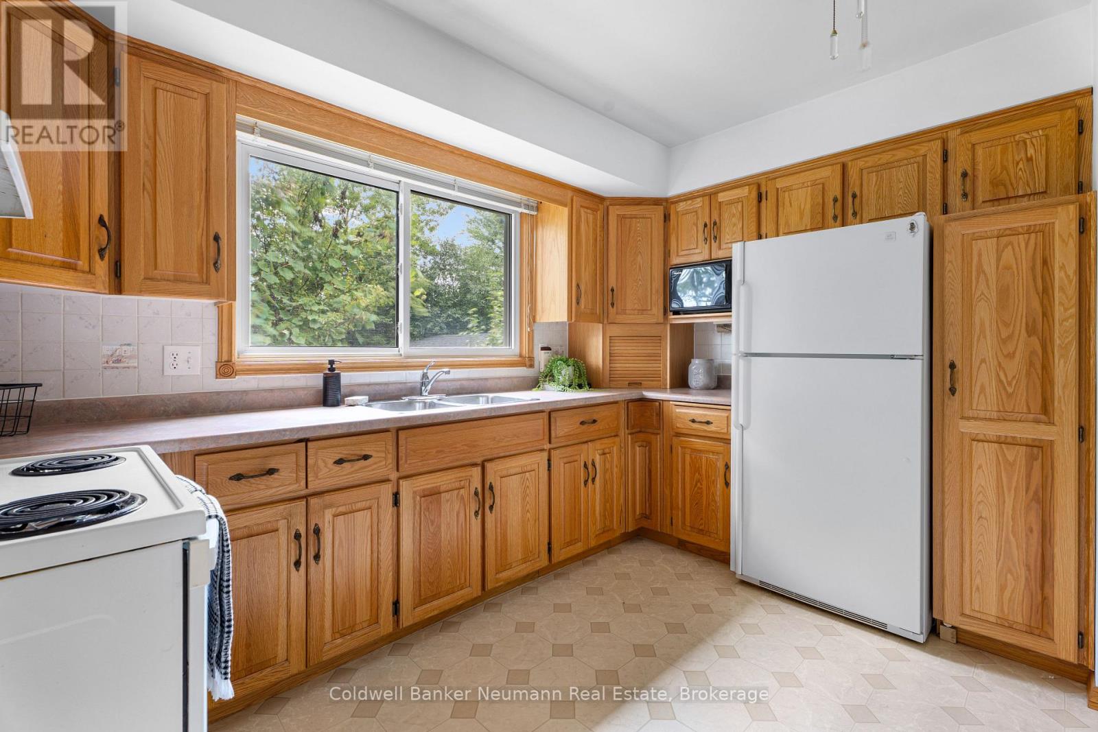 Photo 10 of 54 Glenburnie Drive, Guelph ON