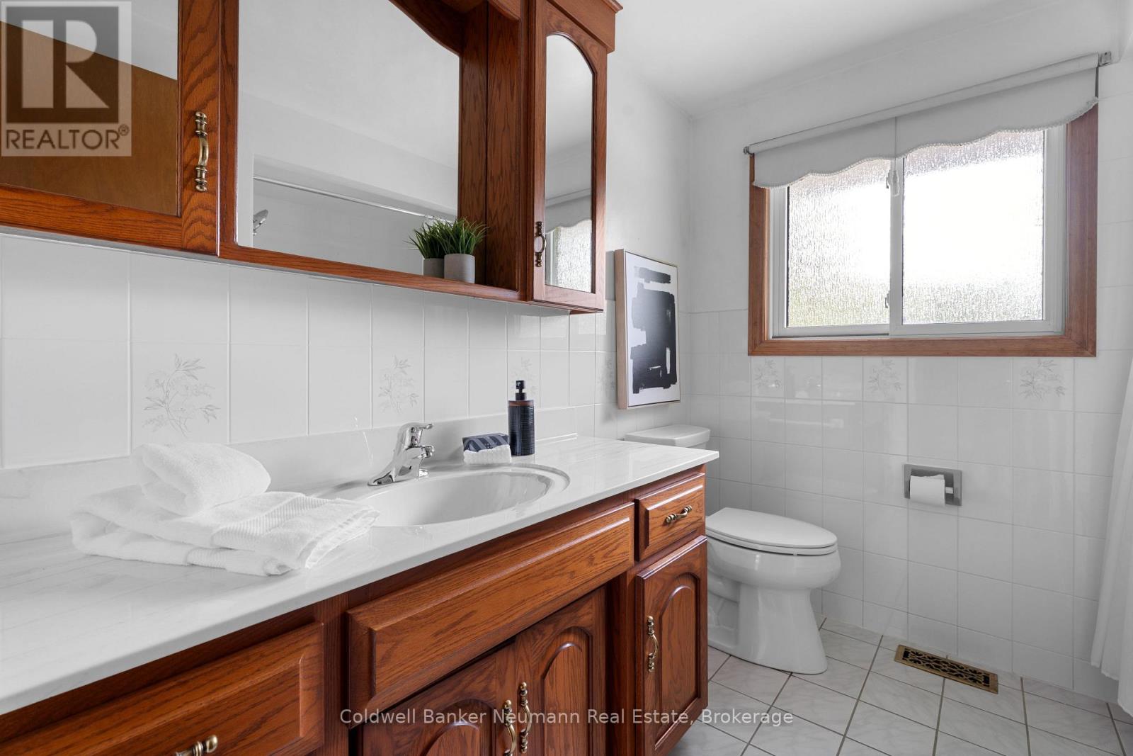 Photo 13 of 54 Glenburnie Drive, Guelph ON