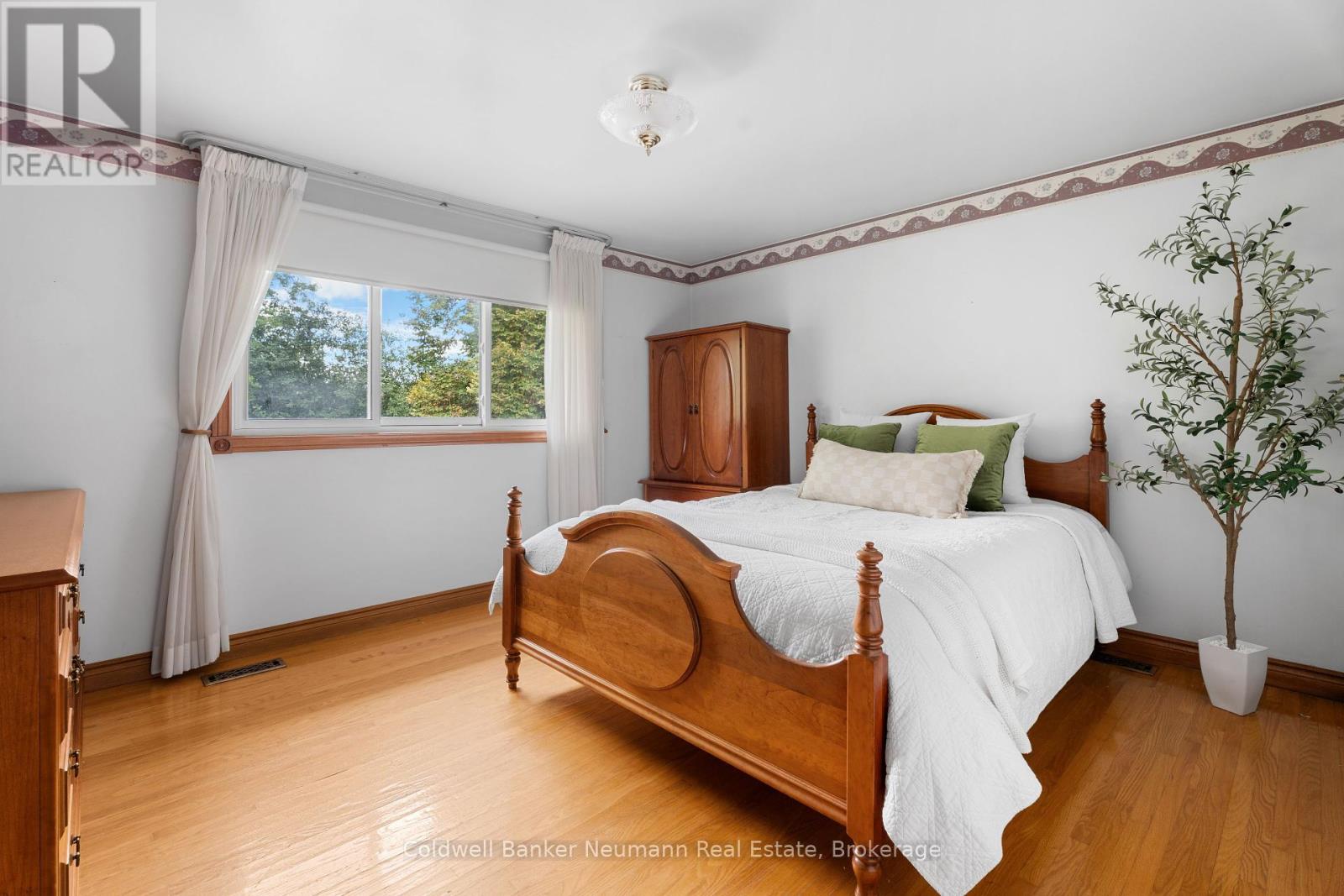 Photo 15 of 54 Glenburnie Drive, Guelph ON
