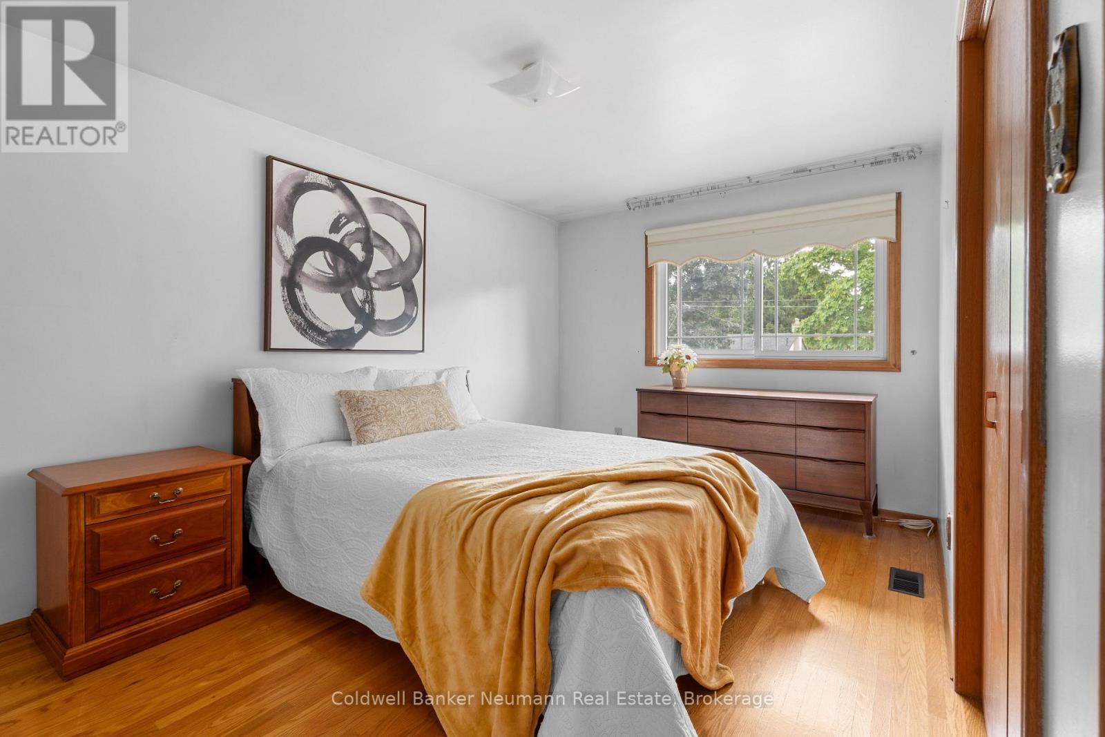 Photo 17 of 54 Glenburnie Drive, Guelph ON