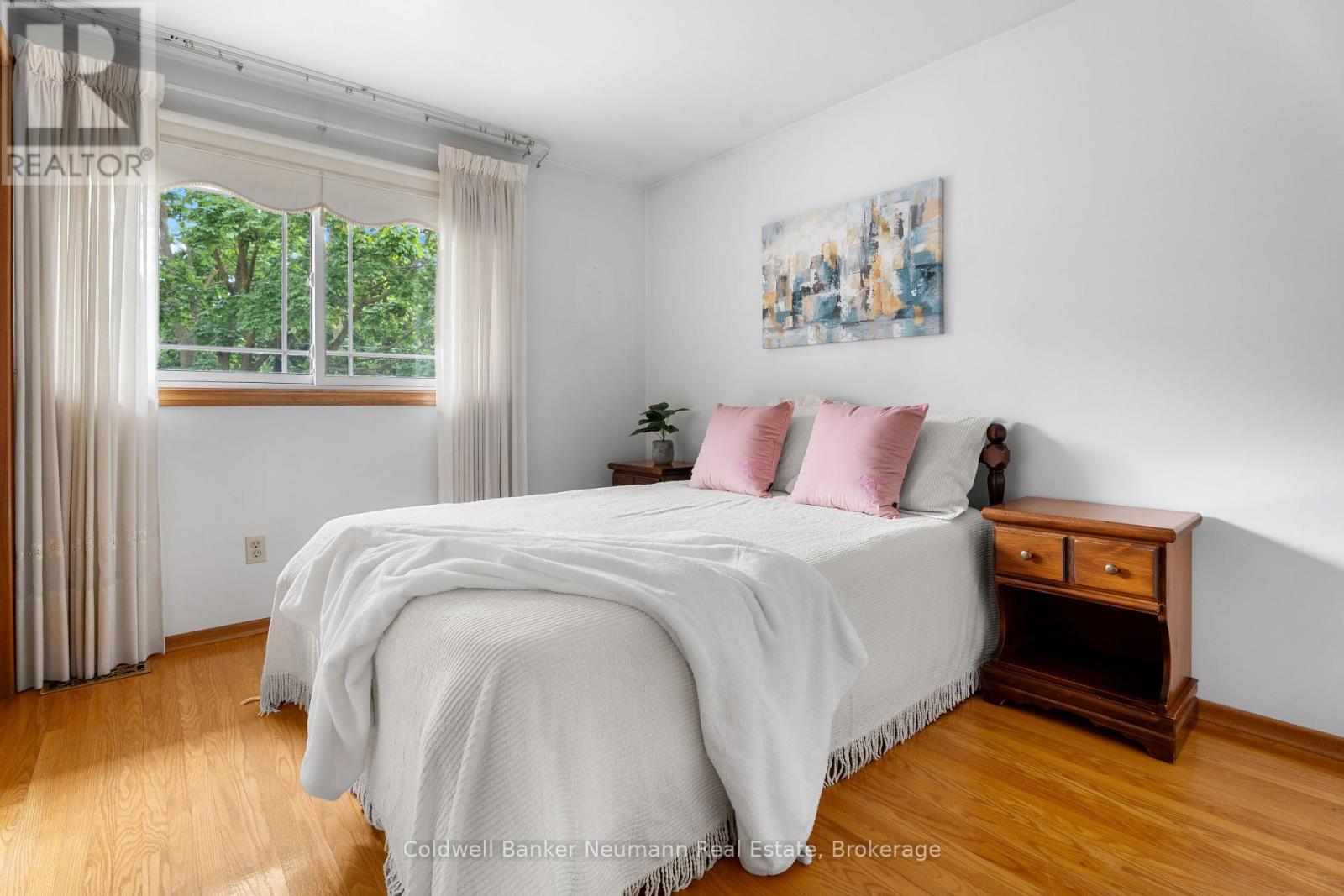 Photo 19 of 54 Glenburnie Drive, Guelph ON