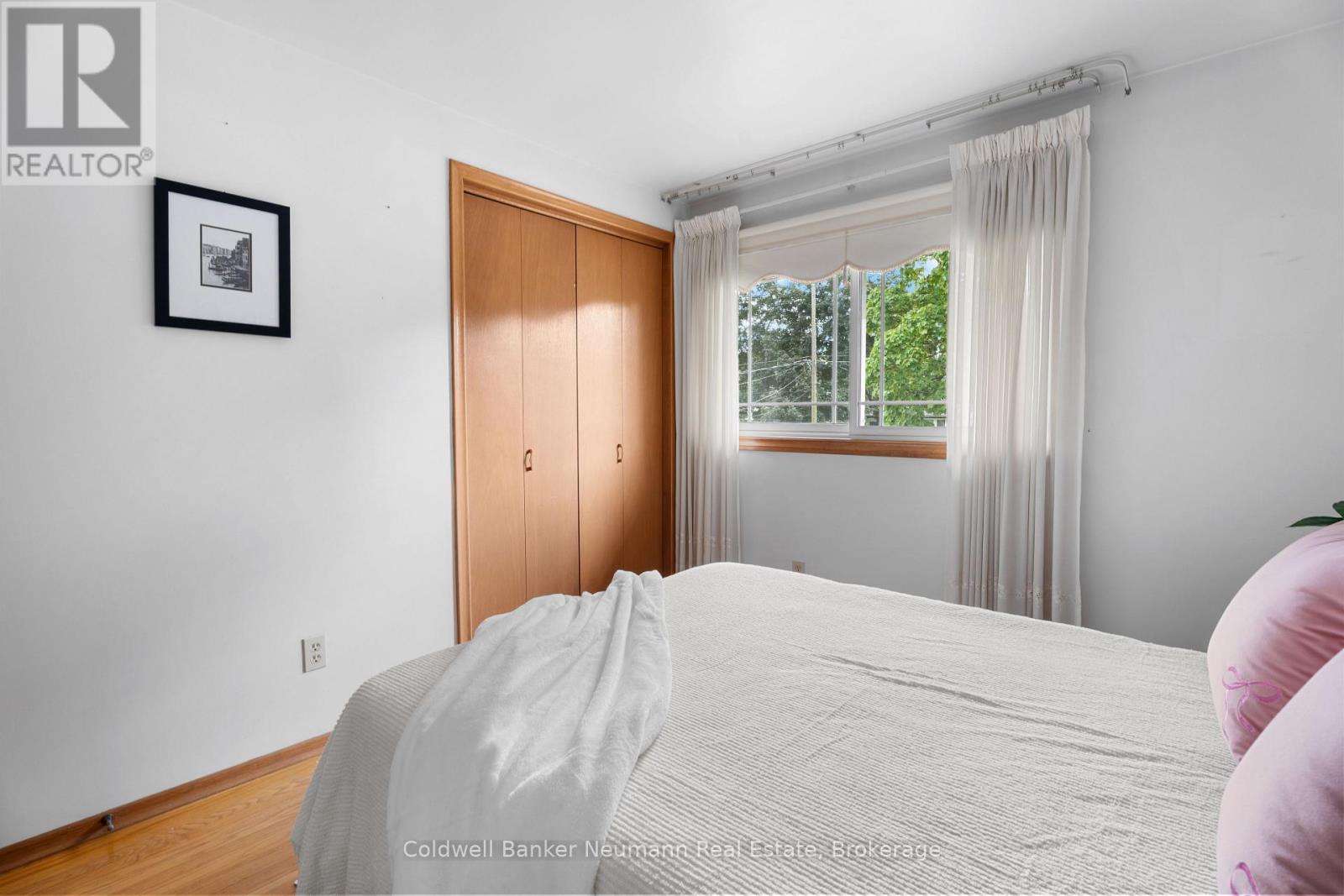 Photo 20 of 54 Glenburnie Drive, Guelph ON