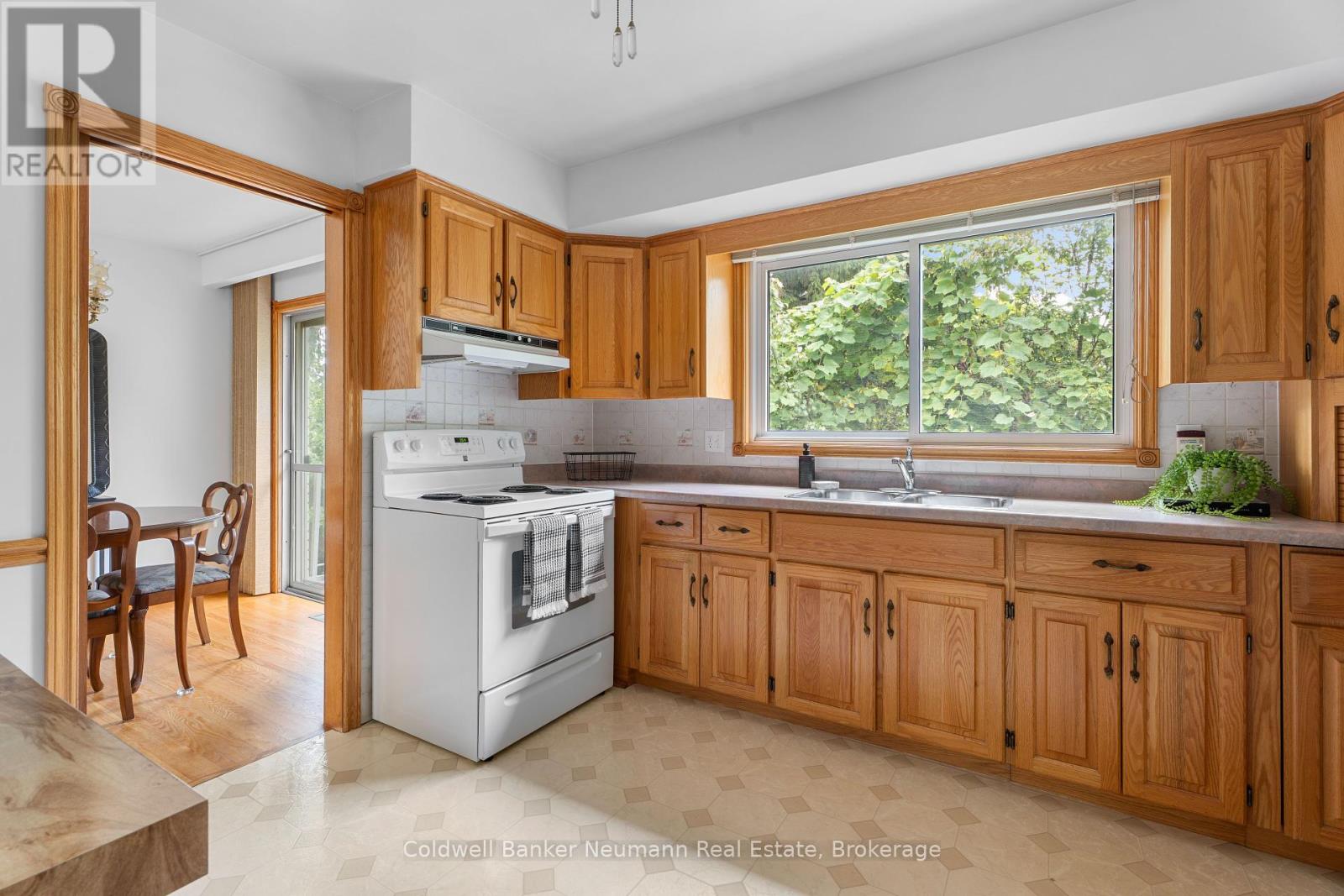Photo 9 of 54 Glenburnie Drive, Guelph ON