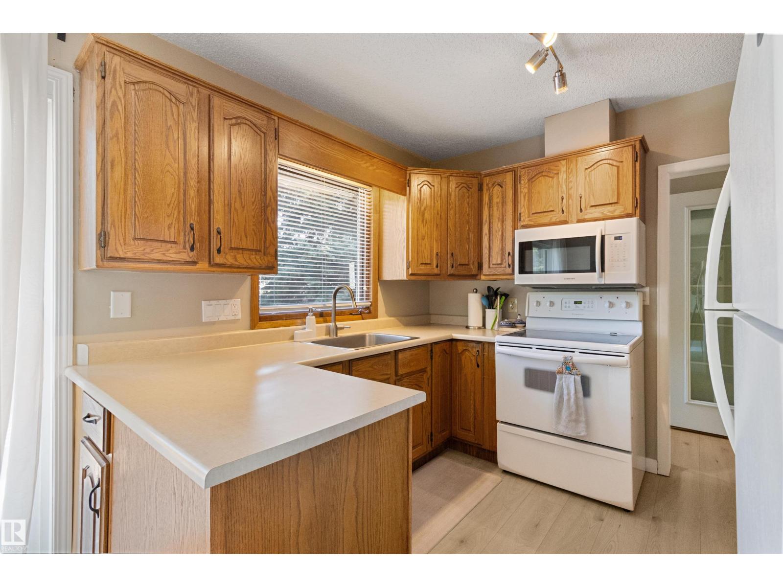 Photo 10 of 8631 76 St Nw, Edmonton AB