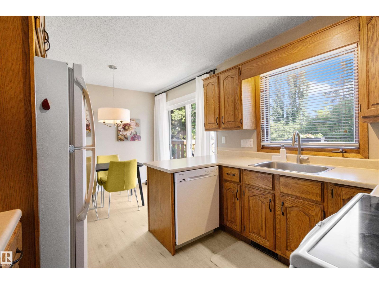 Photo 12 of 8631 76 St Nw, Edmonton AB