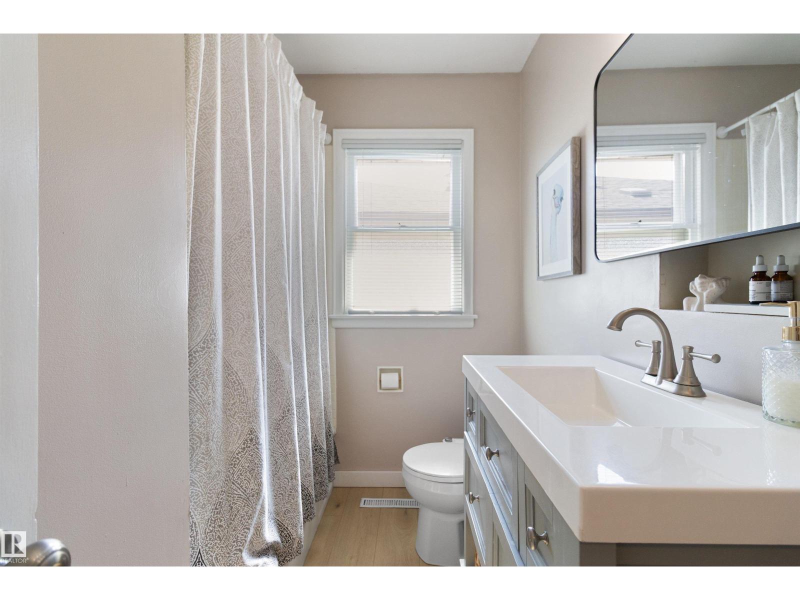 Photo 18 of 8631 76 St Nw, Edmonton AB