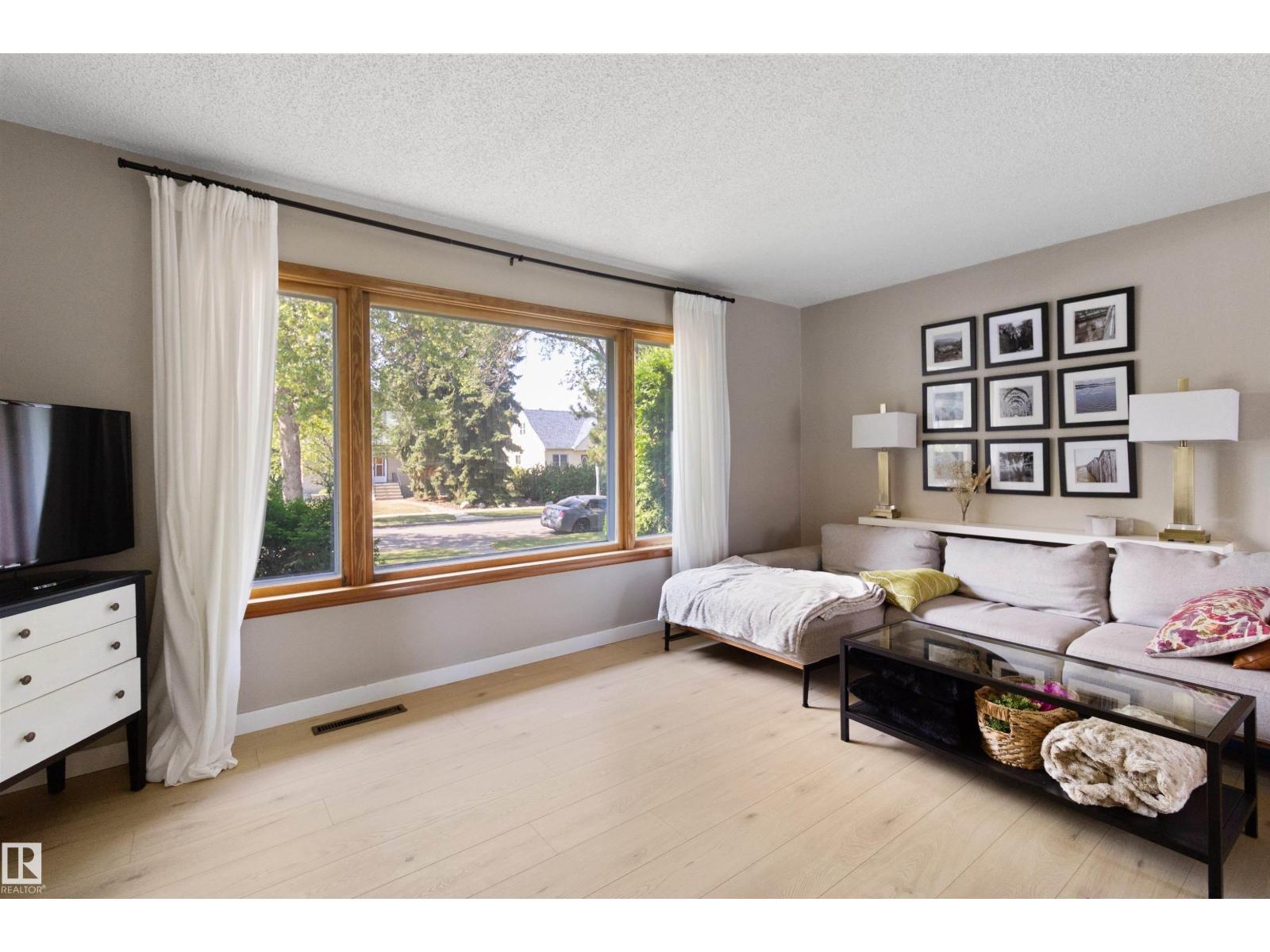 Photo 5 of 8631 76 St Nw, Edmonton AB