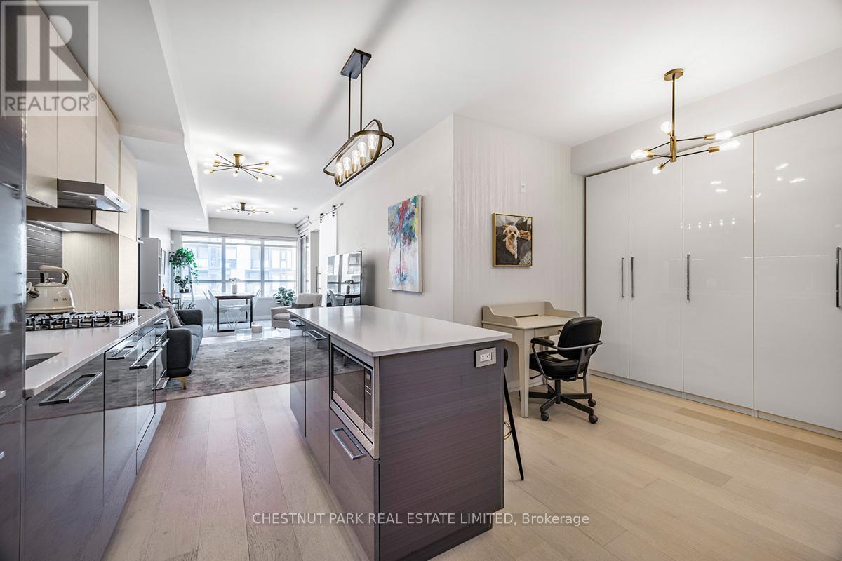 Photo 6 of 304 835 St Clair Avenue W, Toronto ON