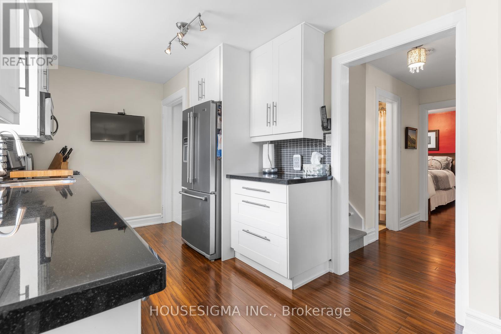 Photo 11 of 129 Edgecroft Road, Toronto ON