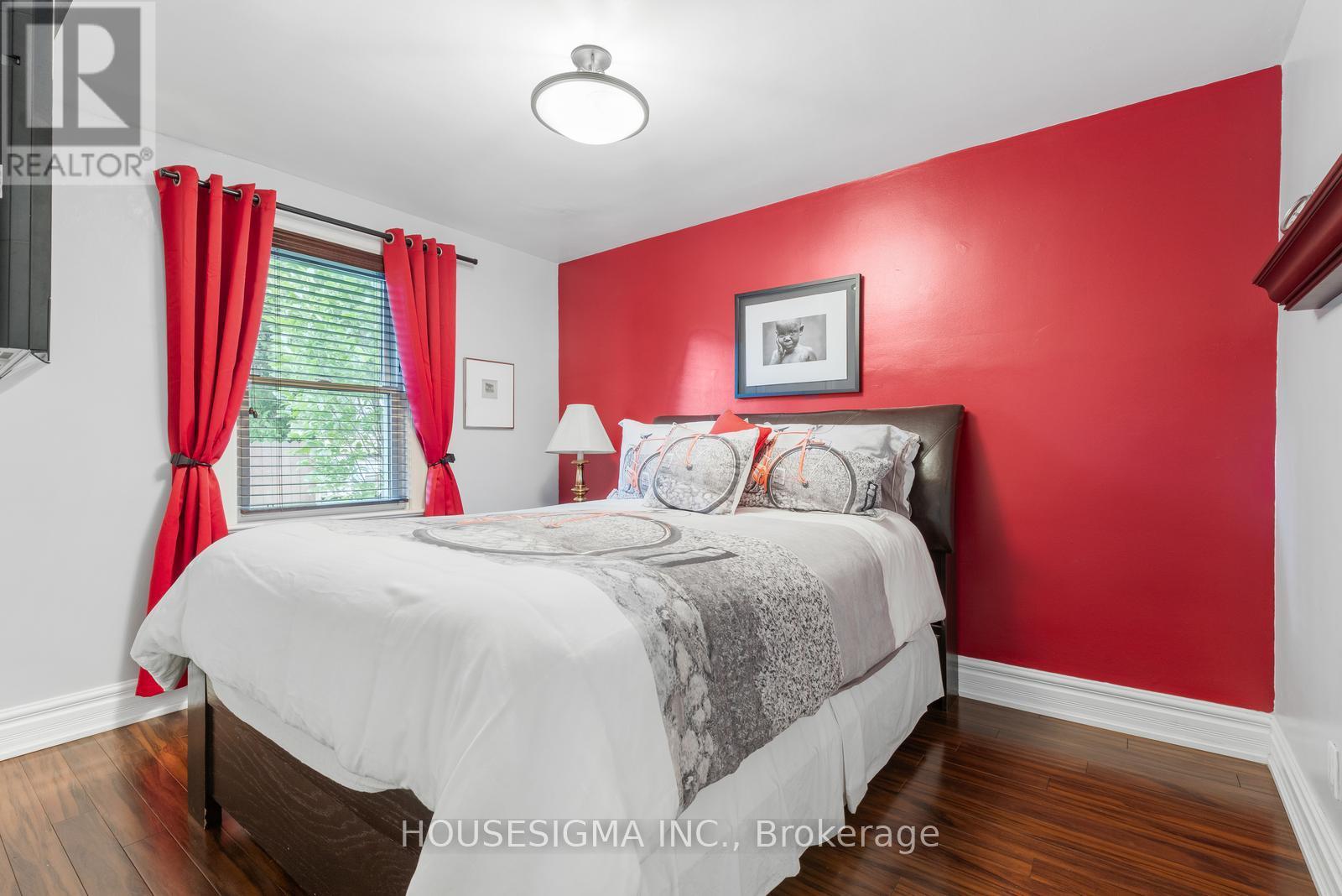 Photo 17 of 129 Edgecroft Road, Toronto ON