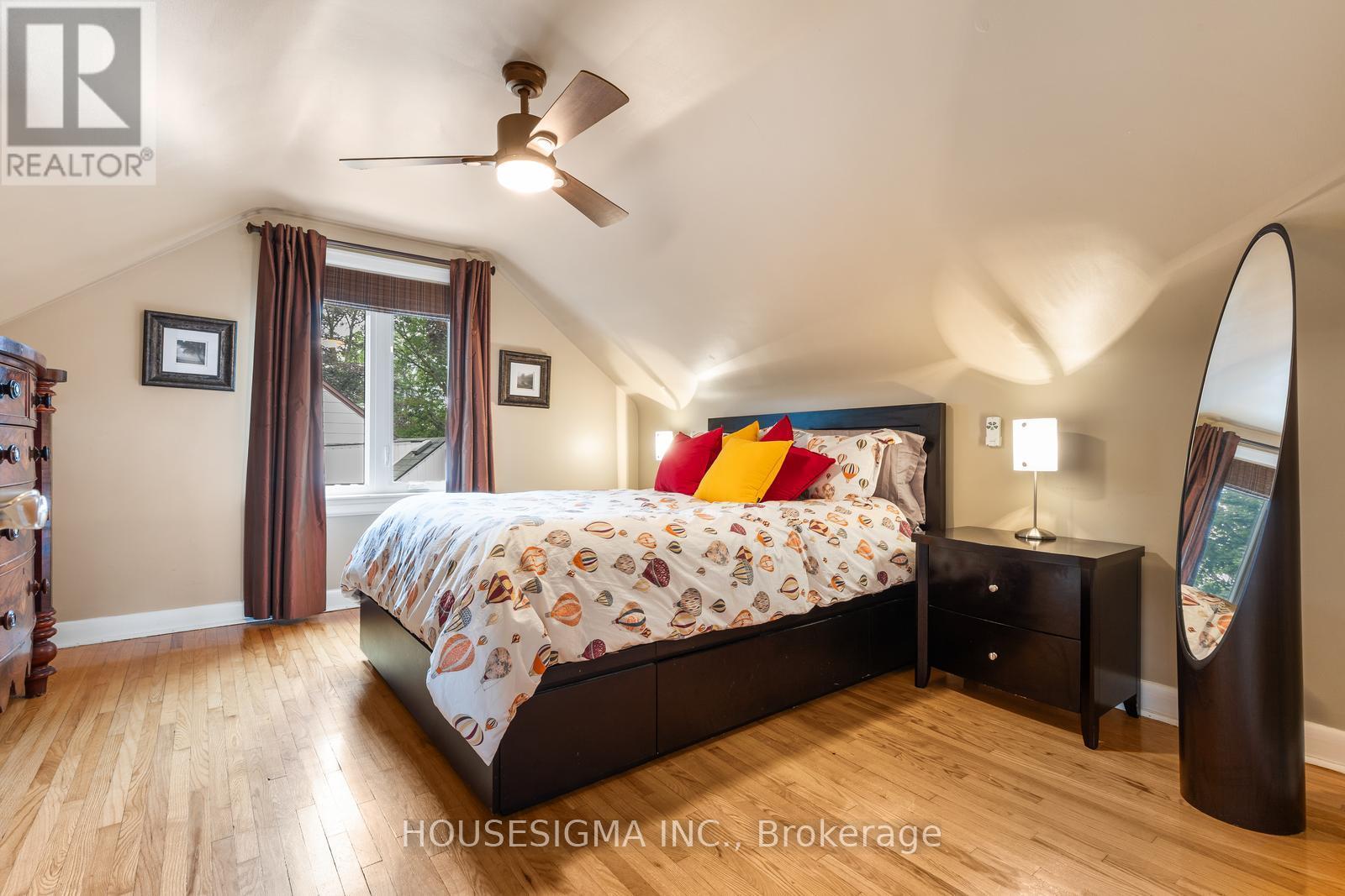 Photo 18 of 129 Edgecroft Road, Toronto ON