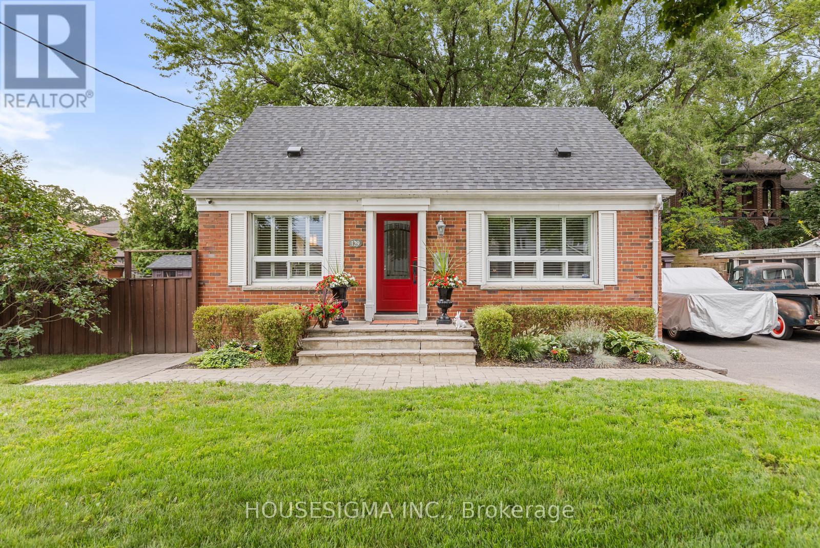 Photo 4 of 129 Edgecroft Road, Toronto ON